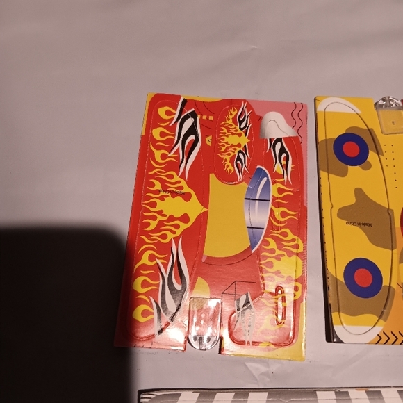 Colorful Graphic Card Holders - Picture 4 of 8